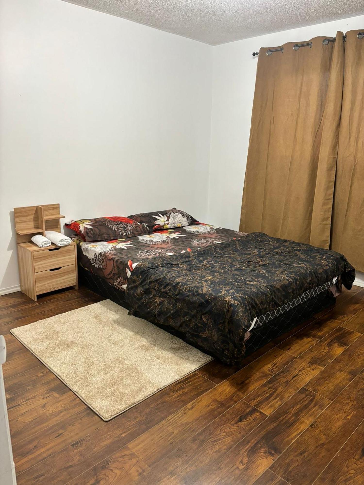 Queen Bedroom Near Sheridan College Brampton Dış mekan fotoğraf